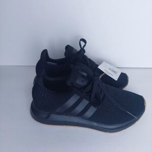 Adidas Swift Run Kids Unisex  New  Size 4